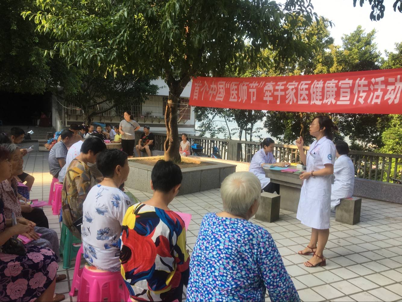 8.28三峡卫校：附属社区卫生服务中心开展首个“医师节”牵手家医健康宣传活动2.png
