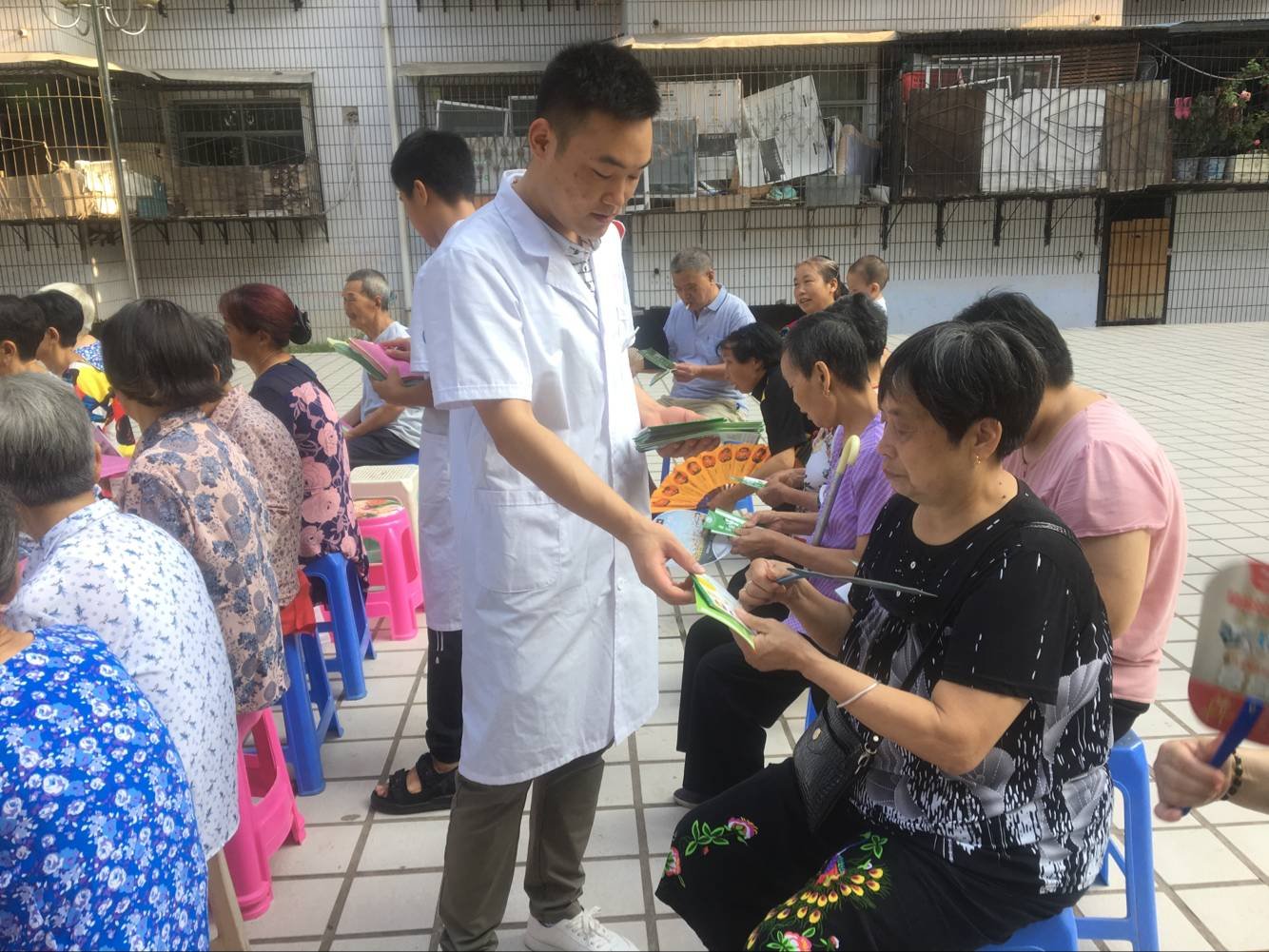 8.28三峡卫校：附属社区卫生服务中心开展首个“医师节”牵手家医健康宣传活动3.png